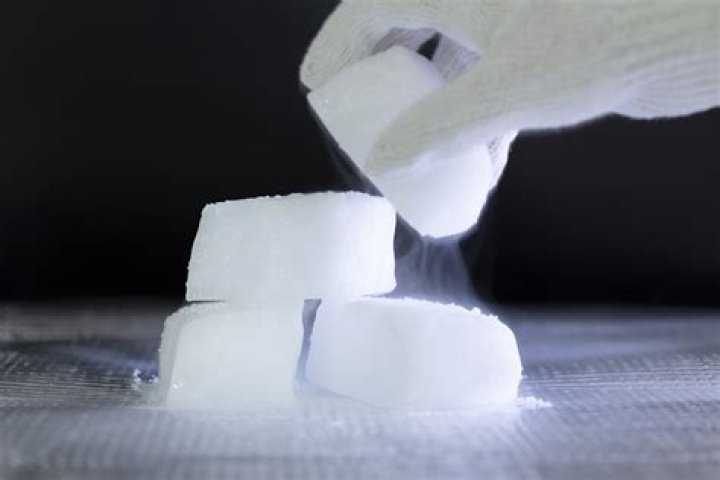 ドライアイス 捨て方:換気と手袋で安全に